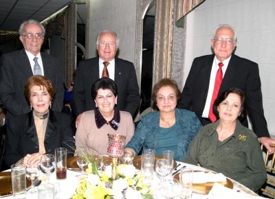 Matilde Moscoso de Ruenes, Raúl López Fernández, Esperanza Aranzábal de López, Emma Constantino de Murra, Marina de Pruneda y Graciano Pruneda.