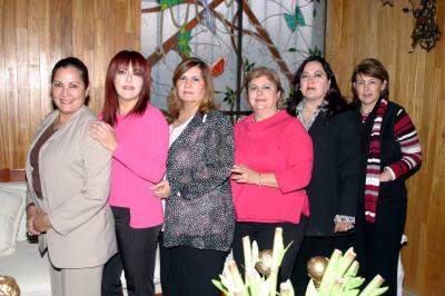 Rossy de Armendáriz, Alma Ochoa, Silvia de Ibarra, Lupita Gaucín y Diana de Triana socias del club de Jardinería en reciente sesión de trabajo