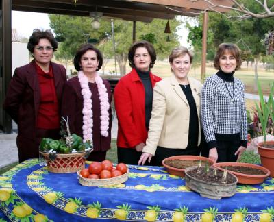 19 de enero de 2005


Sylvia de Maisterrena, Luz María de Russek, Cristina de Morales, María Teresa de Fernández y María Elena de García.