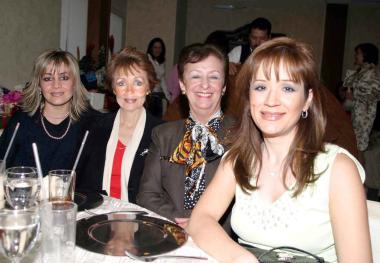 Eloísa de González, Eloísa de Artigas, Alicia E. de Fernández y Celina Fernández, captadas en reciente convivencia.