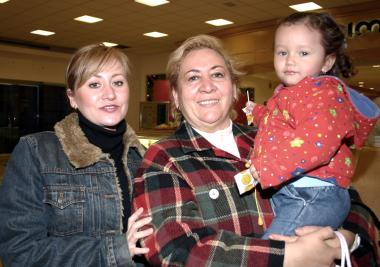 Mónica González, Rita de González y María José Hamdam.