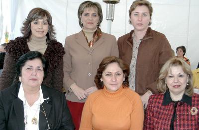 Elena de  la  Mora junto a sus  compañeras de trabajo Alicia, Cuca, Yolanda Marilú y Vero.