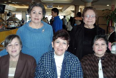 Margarita Tapia de la O, Ofelia Tapia, Ana Avelina de Anaya, María Luisa Tapia Alba y Amparo Cárdenas de Sosa, en ameno acontecimiento social.