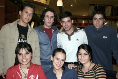 Mayte, Liliana, Adriana, Santiago, Emilio, César y Jorge.