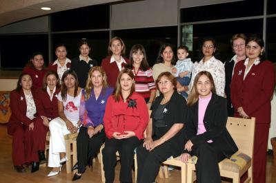 23 de enero de 2005

Magdalena de Flores acompañada por un grupo de amigas y familiares, en la fiesta de canastilla que le ofrecieron por el próximo nacimiento de su bebé