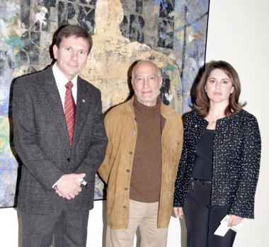 Carlos González, Cónsul H. de España en La Laguna junto al autor Luis Granda y Lucy Cuesta