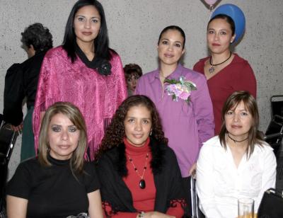 Marlen Silva de Ceniceros en compañía de Mary de Silva, Lizbeth Silva, Sol Silva, dulce Silva y Elena Kantún de Silva, en la fiesta de regalos  que le ofrecieron por el cercano nacimiento de su bebé.