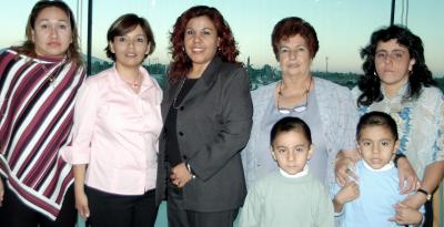 María de Lourdes Orozco Moreno en companía de Gabriela Ibarra Cortez, Sonia Elizabeth Ruvalcaba de Gallegos, Griselda de Navarro y Ana María Vda. de González, en pasado festejo social.