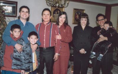 Emmanuel Medina Leal, Manuel Medina Elizondo, Bertha Leal de Medina, Esthela Flores de Medina, Eliseo  Medina, Juan Manuel Medina y Manuel Medina Leal, captados en festejo social.