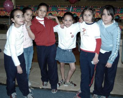 La pequeña Paola Venegas Habib acompañada de sus amigas Vanessa, Diana, Luisa, Andrea y Ana Paula, el día que celebró su cumpleaños