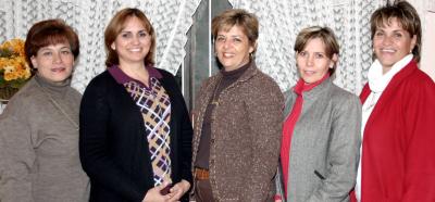 Sandra de Fernández, Betty de Lavín, Angélica Izaguirre, Marcela de Carrillo y Vicky de Martínez, captadas en una reunión entre amigas.