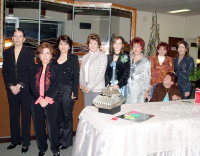 Miriam Martínez Guzman acompañada  por María Dolores Guzmán de Martínez, Rosita Talgíe, Perla Talgíe de Batarse, Laura Batarse, Lourdes de Batarse, Afife de Batarse y Lorena Batarse.