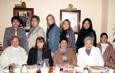 Alicia Yassín, Miriam Naveja, Licha  Espinoza, Elena Barocio, Melissa Cantú, Gaby de Ramírez, Gaby  Cabrera y Malena de Barrera, en reciente convivio.