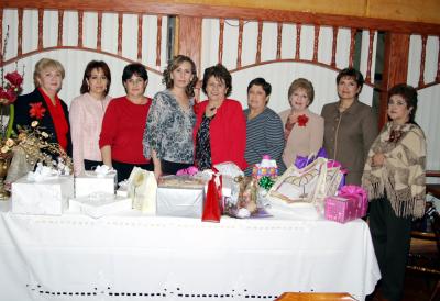 28 de enero de 2005

Sandra González Iturriaga disfrutó de una despedida   que le ofrecieron Lulú Guerra, Esther Uribe, Clara de Puente, Paty de Arce, Laura de  Lozano, Blanca de Caldeón y Anita de  Luna