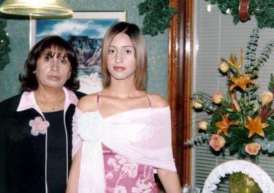 Caludia Viridiana  Escobedo junto a su mamá Susana Chávez Calleros.