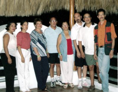 Claudia Martínez Sánchez y María Cristina Silva de Martínez celebraron el Año Nuevo  con una reunión en Manzanillo, Colima, junto a sis hijos.  Marcela, María Elena, Cristina, Claudio, Eduardo y Carlos