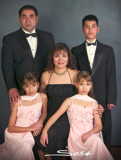 30 de enero de 2005


Sr. Eduardo Sánchez Rodríguez y Sra Angélica  Zavala de Sánchez  celebraron sus quince aniversario de matrimonio el 20 de diciembre acompañados de sus hijos.