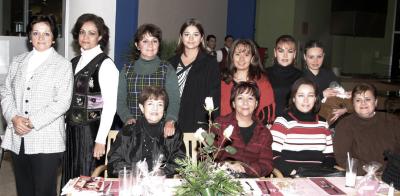 Gabriela Guajardo de Segura acompañada de un grupo de amistades el día de su fiesta de canastilla.