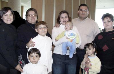 Juanita Cortez, Mary Carmen de Gómez, Diego Gómez, Julián Gómez, Diana de la Fuente, Carlos de la Fuente, Smantha y Carlitos de la Fuente e Irma Díaz