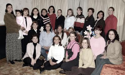 Luly Robles de Mercado y Melba López Rivas acompañdas por un grupo de amigas, en el festejo que les organizaron por el cercano nacimiento de su bebé.