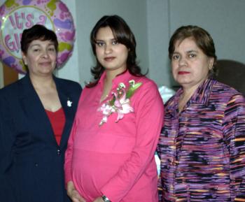 Mayra Selene Hernández de López axcompañada de las organizadoras de su fiesta de canastilla