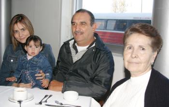 Enrique y María Guadalupe Córdiva, Gabriela Córdova y su hija Isabela Fernández, captados recientemente.