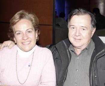 Lupita de Gutiérrez y Omar Gutiérrez.