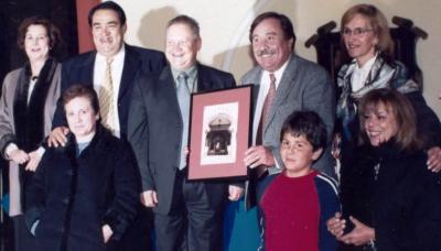 Grupo donando la foto al presidente de la Casa de Coahuila.