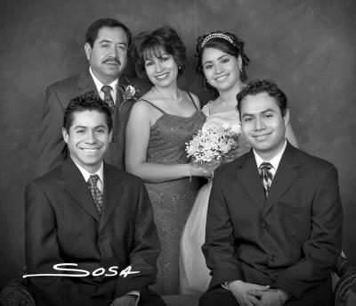 Srita. Laura Rebeca Neaves Fraire en una foto de estudio el día que festejó sus quince años, acompañada por su familia.