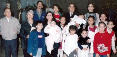 07 de febrero de 2005

El pequeño Guillermo Martínez Sáenz acompañado de su papás Guillermo Martínez, y Francis Sáenz de Martínez además familiares en reciente festejo social