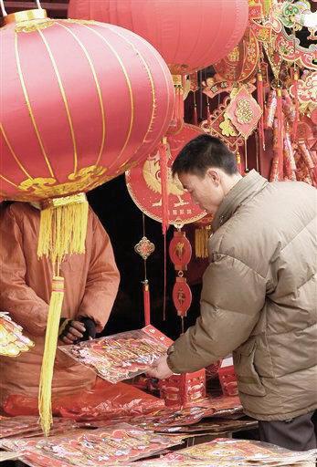 Gigantes, malabaristas y zancudos entretienen a los niños y los mayores disfrutan con la ópera de Pekín o los diálogos cómicos tradicionales chinos (xiang sheng), mientras engullen pinchos de frutas caramelizadas.