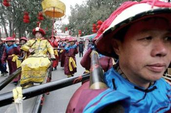 Todavía , la ceremonia de sacrificio a los dioses, con trajes típicos de la dinastía Qing (1644-1911), música y baile, en medio de larguísimas hileras de tenderetes con todo tipo de amuletos, souvenirs y recetas para iniciar el año con buen pie.

Enormes figuras de niños (que traen fortuna), peces (que simbolizan la prosperidad) y flores de loto (budistas) decoran el entramado de patios de estos templos, donde el rojo es el color dominante, por los cientos de farolillos que cuelgan de las ramas de los árboles.