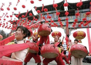 El origen de las festividades se remonta a la Dinastía Liao (907-1125), cuando los emperadores iniciaron el rito del culto a los dioses de la Tierra y el Grano, y continuó durante siglos.

Cada año, el emperador rendía tributo a las alturas para pedir fortuna y buena cosecha, en una vistosa ceremonia que, mil años después y entre grandes rascacielos, intentan reproducir en los templos las ataviadas comparsas de tambores y platillos.