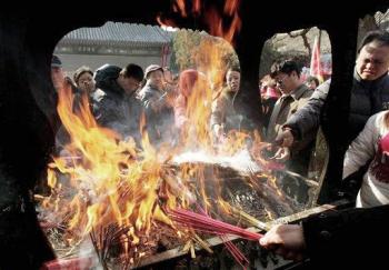 En otras partes de China, millones de personas salieron de las ciudades para visitar los pueblos donde nacieron con el fin de festejar la celebración más importante del año, e intercambiaron regalos y participaron en almuerzos familiares.