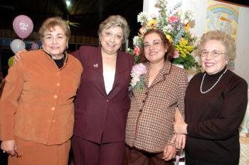 Angélica Miranda de Treviño disfrutó de la fiesta de canastilla que le prepararon.