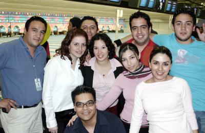 Ale Soto, Susy Moreno, Felipe Perales, César Neváres,Ale Aguilar, René Vitela, Daniel Poza y Jorge Samaniego.