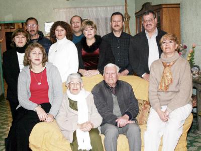 Sr. Adolfo López acompañado por sus hijas en el convivio que le ofrecieron con motivo de su cumpleaños.