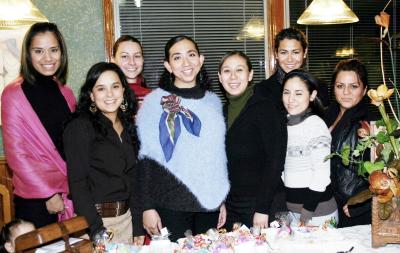 Naime Jaik de Zarzar acompañada por un grupo de amigas en la fiesta de canastilla que le organizaron por la cercana llegada de su bebé .