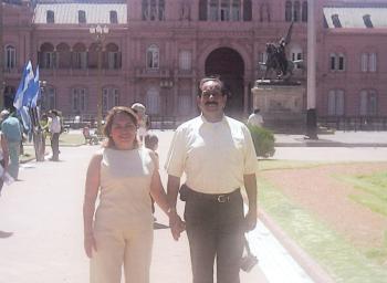 Raúl Muñoz de León y Lupita Segovia de Muñoz de León frente a la Casa Rosada, sede del Poder Ejecutivo en Buenos Aires, Argentina.