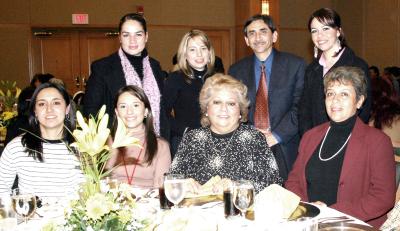 Claudia Segura, Adriana Hinojosa, Lourdes Escobedo, Lidia Cisneros, Mercedes Hernández, Consuelo Laureano, Graciela Cabañas, Ivette Morales y Juan Morales.