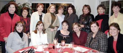 Socias deñ Club de Jardinería Cassandraen reciente reunión, donde fungieron como  anfitrionas Linda y Catalina Elías Ale y co-anfitrionas Lety B. Abusaid y Tete de Zarzar .