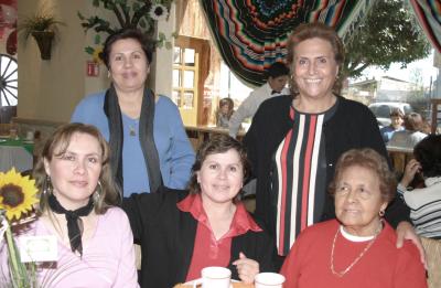 Con su girasol a lado aparece Claudia Guerrero, la acompañan su mamá Cramelita de Guerrero y hermanas.