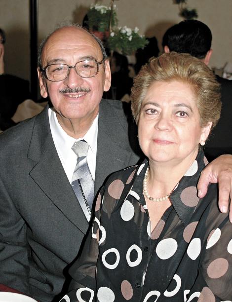 50 AÑOS DE CASADOS


50 años de casados del matrimonio formado por Don Sergio Pérez Merodio y Zoila Corella de Pérez Merodio


	Rodeados del cariño de sus hijos  Sergio, Miriam, Alejandro, Armando y Diana, con sus respectivos cónyuges Mario Martínez Noriega, Martha Ramón Gonzáles, Mónica Gómez Lazaga y Jorge Esquivel Ramírez, así como sus diez nietos celebraron sus bodas de oro con una misa de acción de gracias en la iglesia de la Sagrada Familia en la colonia las Rosas.