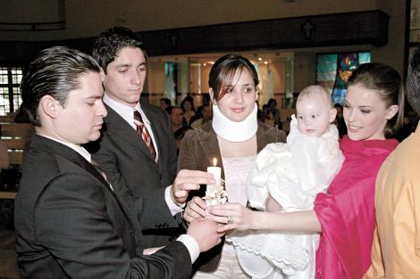 BAUTIZO
Carlota Canedo Torres acompañada de sus papás Erick Canedo y Sofía Torres de Canedo, así como sus padrinos Bernardo Muñoz y Lorella Franco