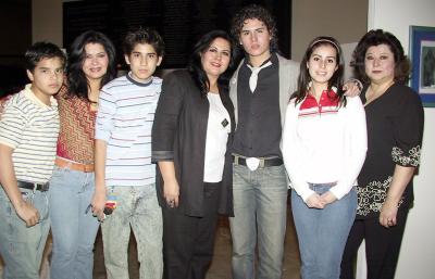 18 de febrero de 2005


Sebastián Hernández, Laura Velázquez, Luis Nevares, Sara Velázquez, Martín Nevares, Nelly Blackaller y Marilú Velázquez.