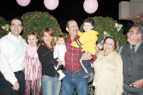 PRIMER CUMPLEAÑOSJoaquín Guerra Achem, Mónica Grageda de Guerra, Silvia Guerra de Gidi, Jacobo Gidi, Silvia Achem de Guerra y Joaquín Guerra