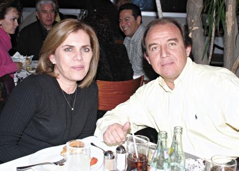 Rosario T. de De la Garza y Gustavo de la Garza