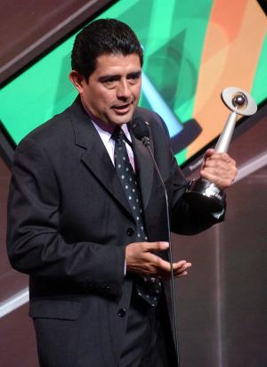 El árbitro mexicano, Gilberto Alcalá, recibió  el trofeo como mejor oficial deportivo del 2004.