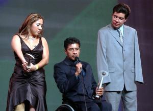 Los medallistas paraolímpicos en Atenas 2004 (de izq. a der.), Doramitzi González, Áaron Ggordian y Juan Ignacio Reyes fueron premiados por su trayectoria durante la sexta entrega de premios Televisa Deportes.