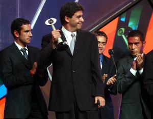 Arturo Elías Ayub, presidente del Patronato de Pumas de la Universidad Nacional Autónoma de México recibió el trofeo por el bicampeonato logrado en 2004.